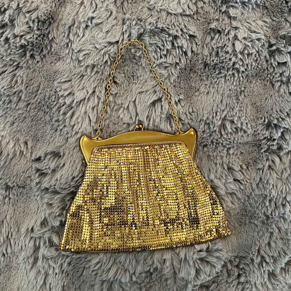 Davis & Co 1940’s Vintage COLLECTORS PIECE Gold  Mesh Handbag with Kiss lock